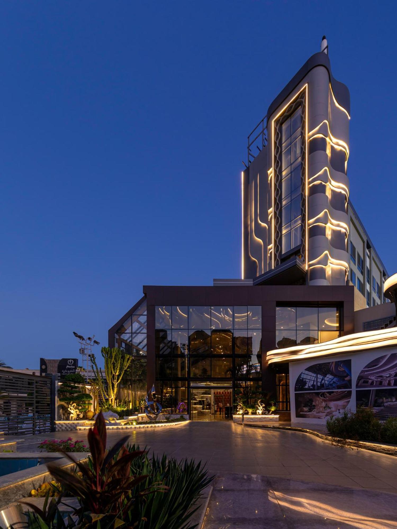 Mirage Hotel & Conference Center 亚历山大港 外观 照片 The hotel at night